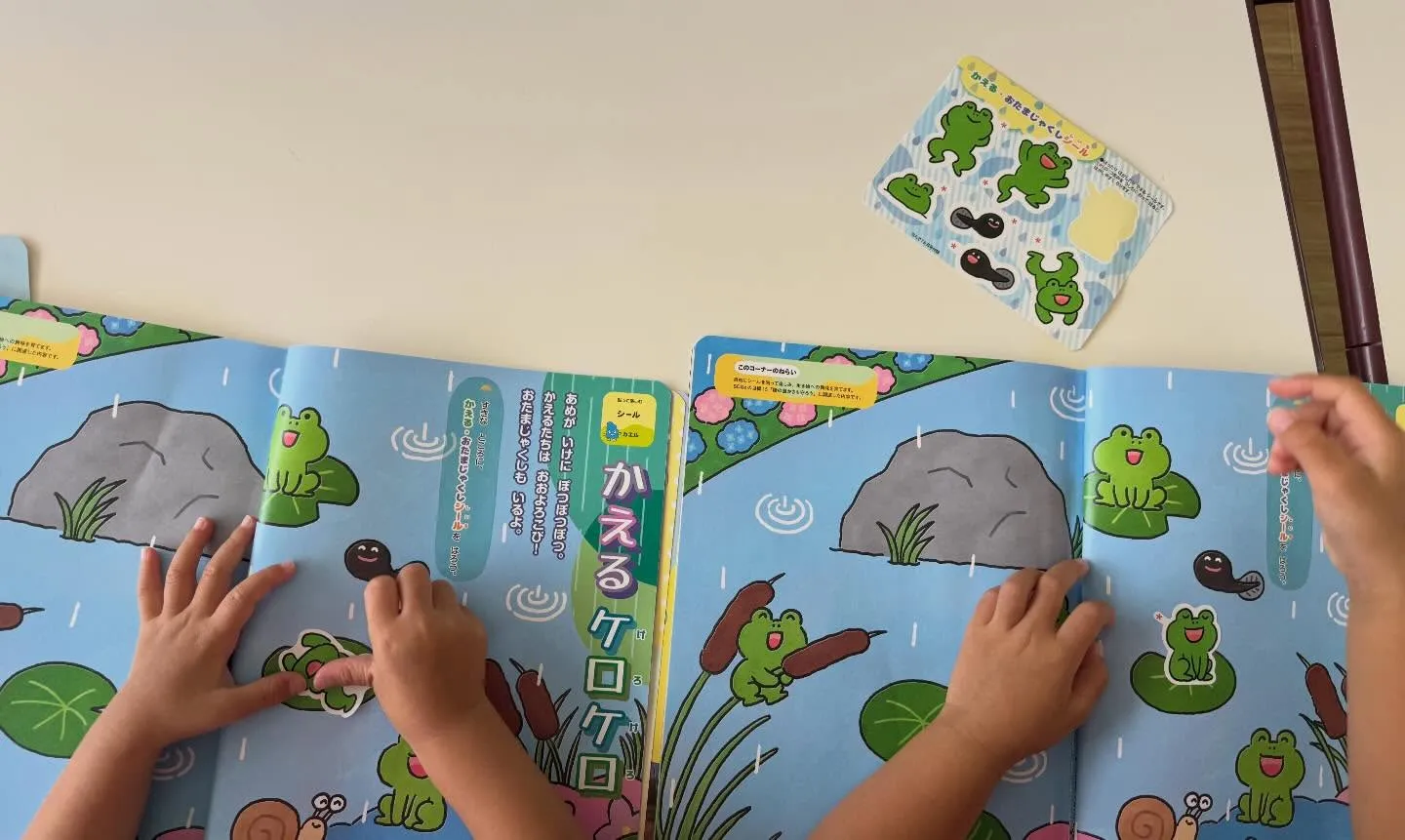 毎月の月刊誌に取り組みました♪先生と一緒に同じページを開いて...