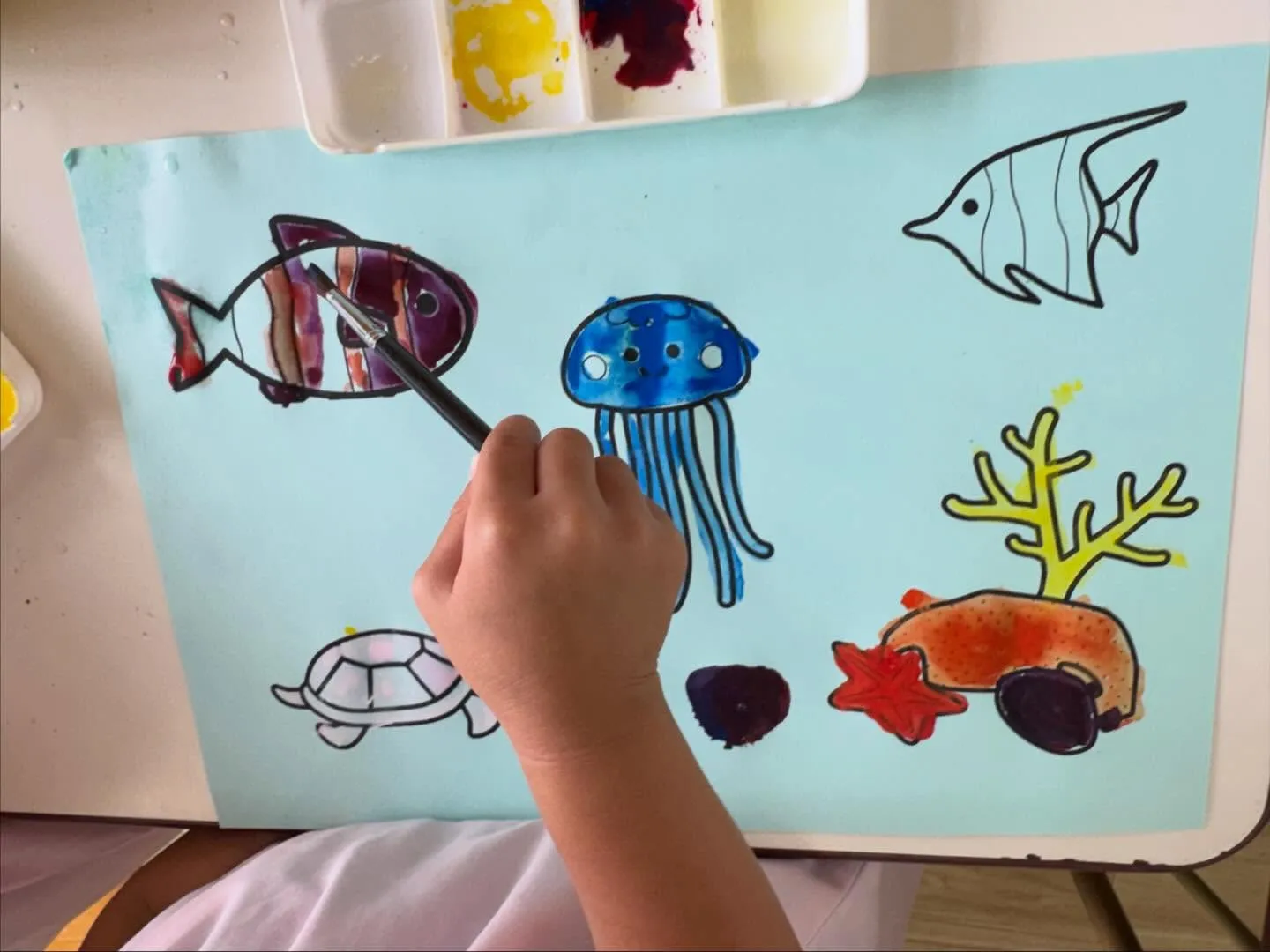 えのぐでぬりえをしてみました🎨🖌️